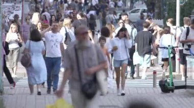 KYIV, UKRAINE - 25 Ağustos 2024: Ukrayna 'nın başkenti Kyiv' deki insanlar