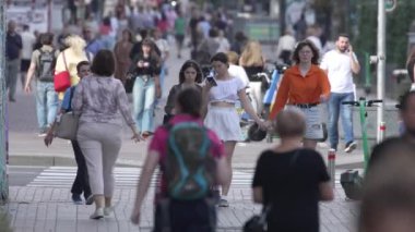 KYIV, UKRAINE - 25 Ağustos 2024: Ukrayna 'nın başkenti Kyiv' deki insanlar