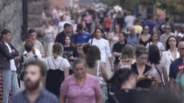 KYIV, UKRAINE - 25 Ağustos 2024: Ukrayna 'nın başkenti Kyiv' deki insanlar