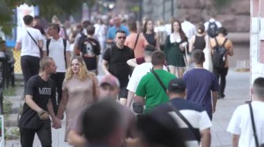 KYIV, UKRAINE - 25 Ağustos 2024: Ukrayna 'nın başkenti Kyiv' deki insanlar