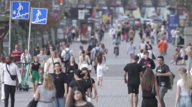 KYIV, UKRAINE - 25 Ağustos 2024: Ukrayna 'nın başkenti Kyiv' deki insanlar