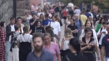 KYIV, UKRAINE - 25 Ağustos 2024: Ukrayna 'nın başkenti Kyiv' deki insanlar