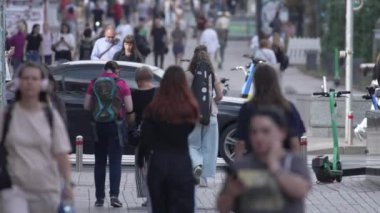 KYIV, UKRAINE - 25 Ağustos 2024: Ukrayna 'nın başkenti Kyiv' deki insanlar