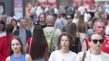 KYIV, UKRAINE - 25 Ağustos 2024: Ukrayna 'nın başkenti Kyiv' deki insanlar