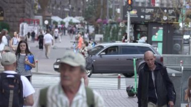 KYIV, UKRAINE - 25 Ağustos 2024: Ukrayna 'nın başkenti Kyiv' deki insanlar