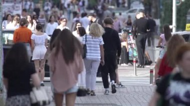 KYIV, UKRAINE - 25 Ağustos 2024: Ukrayna 'nın başkenti Kyiv' deki insanlar