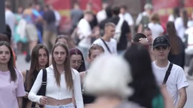 KYIV, UKRAINE - 25 Ağustos 2024: Ukrayna 'nın başkenti Kyiv' deki insanlar