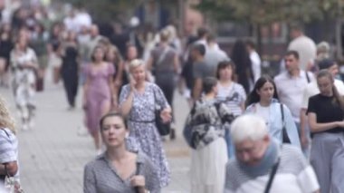 KYIV, UKRAINE - 25 Ağustos 2024: Ukrayna 'nın başkenti Kyiv' deki insanlar