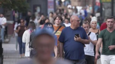 KYIV, UKRAINE - 25 Ağustos 2024: Ukrayna 'nın başkenti Kyiv' deki insanlar