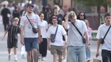 KYIV, UKRAINE - 25 Ağustos 2024: Ukrayna 'nın başkenti Kyiv' deki insanlar