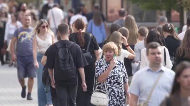 KYIV, UKRAINE 25 Ağustos 2024: Yazın Ukrayna 'nın başkenti Kyiv' de kalabalık