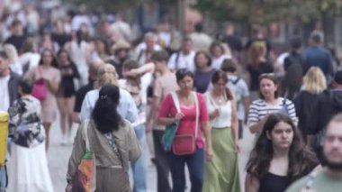 KYIV, UKRAINE 25 Ağustos 2024: Yazın Ukrayna 'nın başkenti Kyiv' de kalabalık