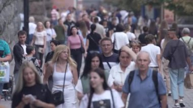 KYIV, UKRAINE 25 Ağustos 2024: Yazın Ukrayna 'nın başkenti Kyiv' de kalabalık