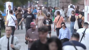 KYIV, UKRAINE 25 Ağustos 2024: Yazın Ukrayna 'nın başkenti Kyiv' de kalabalık