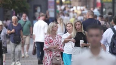 KYIV, UKRAINE 25 Ağustos 2024: Yazın Ukrayna 'nın başkenti Kyiv' de kalabalık