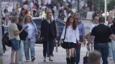 KYIV, UKRAINE 25 Ağustos 2024: Yazın Ukrayna 'nın başkenti Kyiv' de kalabalık