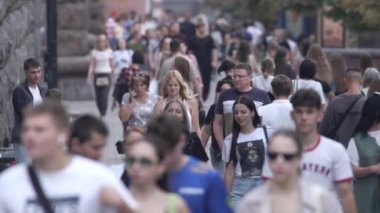 KYIV, UKRAINE 25 Ağustos 2024: Yazın Ukrayna 'nın başkenti Kyiv' de kalabalık