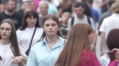 KYIV, UKRAINE 25 Ağustos 2024: Yazın Ukrayna 'nın başkenti Kyiv' de kalabalık