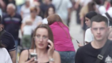 KYIV, UKRAINE 25 Ağustos 2024: Yazın Ukrayna 'nın başkenti Kyiv' de kalabalık