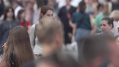 KYIV, UKRAINE 25 Ağustos 2024: Yazın Ukrayna 'nın başkenti Kyiv' de kalabalık