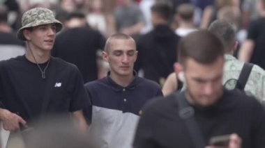 KYIV, UKRAINE 25 Ağustos 2024: Yazın Ukrayna 'nın başkenti Kyiv' de kalabalık