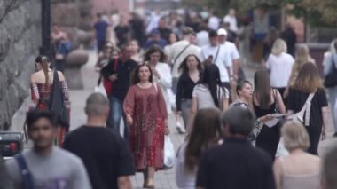 KYIV, UKRAINE 25 Ağustos 2024: Yazın Ukrayna 'nın başkenti Kyiv' de kalabalık