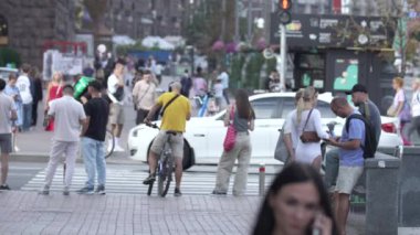 KYIV, UKRAINE 25 Ağustos 2024: Yazın Ukrayna 'nın başkenti Kyiv' de kalabalık