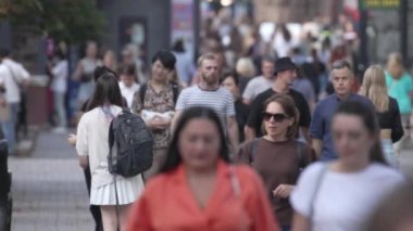 KYIV, UKRAINE 25 Ağustos 2024: Yazın Ukrayna 'nın başkenti Kyiv' de kalabalık