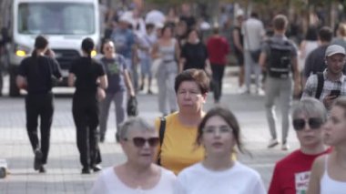 KYIV, UKRAINE 25 Ağustos 2024: Yazın Ukrayna 'nın başkenti Kyiv' de kalabalık