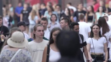 KYIV, UKRAINE 25 Ağustos 2024: Yazın Ukrayna 'nın başkenti Kyiv' de kalabalık