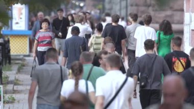 KYIV, UKRAINE 25 Ağustos 2024: Yazın Ukrayna 'nın başkenti Kyiv' de kalabalık