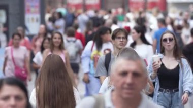 KYIV, UKRAINE 25 Ağustos 2024: Yazın Ukrayna 'nın başkenti Kyiv' de kalabalık