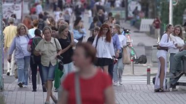 KYIV, UKRAINE 25 Ağustos 2024: Yazın Ukrayna 'nın başkenti Kyiv' de kalabalık
