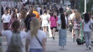 KYIV, UKRAINE 25 Ağustos 2024: Yazın Ukrayna 'nın başkenti Kyiv' de kalabalık