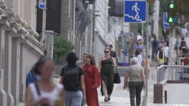 KYIV, UKRAINE 25 Ağustos 2024: Yazın Ukrayna 'nın başkenti Kyiv' de kalabalık