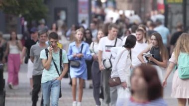 KYIV, UKRAINE 25 Ağustos 2024: Yazın Ukrayna 'nın başkenti Kyiv' de kalabalık