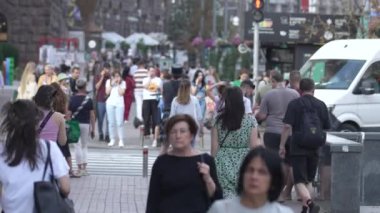 KYIV, UKRAINE 25 Ağustos 2024: Yazın Ukrayna 'nın başkenti Kyiv' de kalabalık