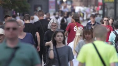 KYIV, UKRAINE 25 Ağustos 2024: Yazın Ukrayna 'nın başkenti Kyiv' de kalabalık