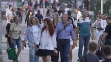 KYIV, UKRAINE 25 Ağustos 2024: Yazın Ukrayna 'nın başkenti Kyiv' de kalabalık