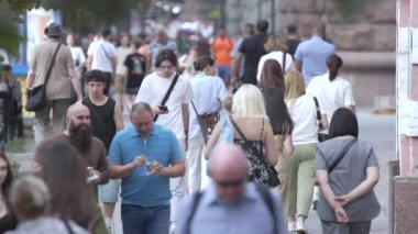 KYIV, UKRAINE 25 Ağustos 2024: Yazın Ukrayna 'nın başkenti Kyiv' de kalabalık