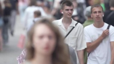 KYIV, UKRAINE 25 Ağustos 2024: Yazın Ukrayna 'nın başkenti Kyiv' de kalabalık