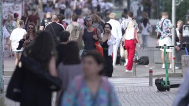 KYIV, UKRAINE 25 Ağustos 2024: Yazın Ukrayna 'nın başkenti Kyiv' de kalabalık