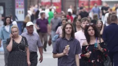 KYIV, UKRAINE 25 Ağustos 2024: Yazın Ukrayna 'nın başkenti Kyiv' de kalabalık