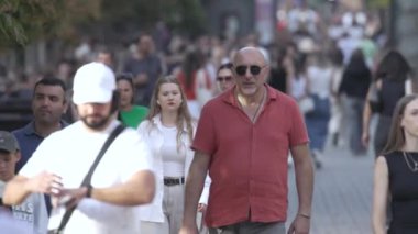 KYIV, UKRAINE 25 Ağustos 2024: Yazın Ukrayna 'nın başkenti Kyiv' de kalabalık