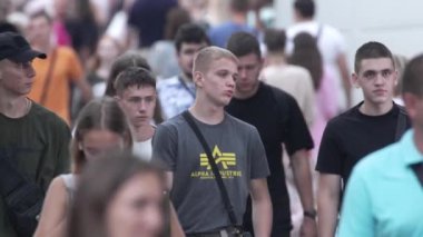 KYIV, UKRAINE 25 Ağustos 2024: Yazın Ukrayna 'nın başkenti Kyiv' de kalabalık