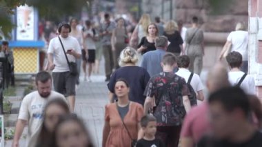 KYIV, UKRAINE 25 Ağustos 2024: Yazın Ukrayna 'nın başkenti Kyiv' de kalabalık