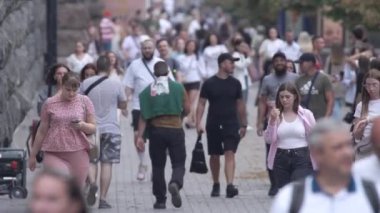 KYIV, UKRAINE - 25 Ağustos 2024: Yazın Ukrayna 'nın merkez caddesinde insanlar