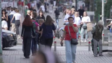 KYIV, UKRAINE - 25 Ağustos 2024: Yazın Ukrayna 'nın merkez caddesinde insanlar