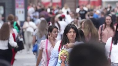 KYIV, UKRAINE - 25 Ağustos 2024: Yazın Ukrayna 'nın merkez caddesinde insanlar