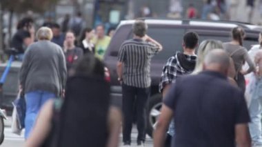 KYIV, UKRAINE - 25 Ağustos 2024: Yazın Ukrayna 'nın merkez caddesinde insanlar